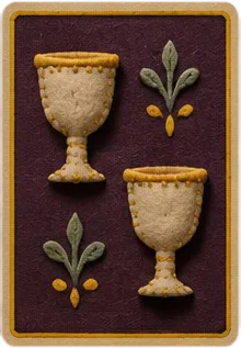 Kartu Cups: dua cawan felt di atas latar plum.